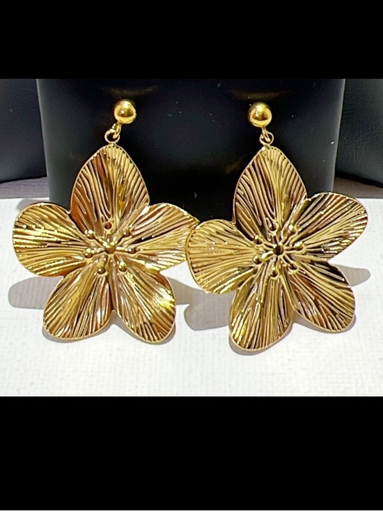 Jewelry - 18k Gold Flower Earrings